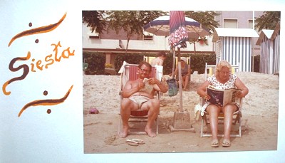 "Siesta". Heinz und Elfriede Schmidt aus Berlin am Adria-Strand. Knipserfoto 1975